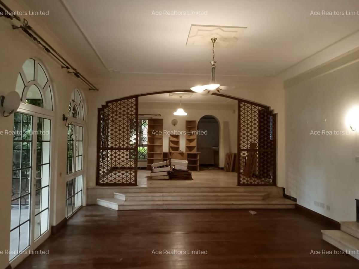 4 Bed House with En Suite at Hillview - 5