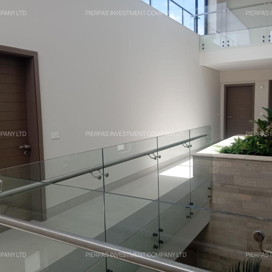 5 Bed Townhouse with En Suite in Brookside - 4