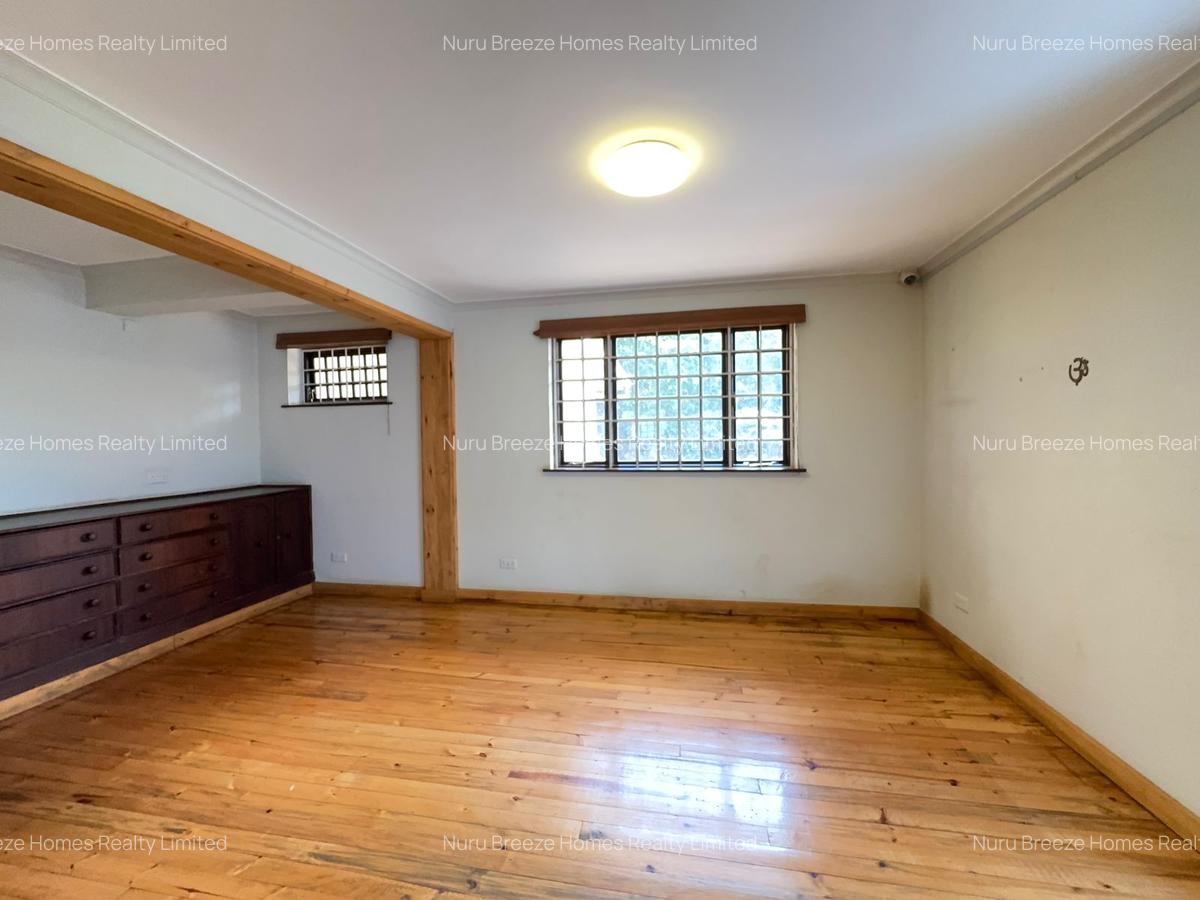 5 Bed House with En Suite in Runda - 4