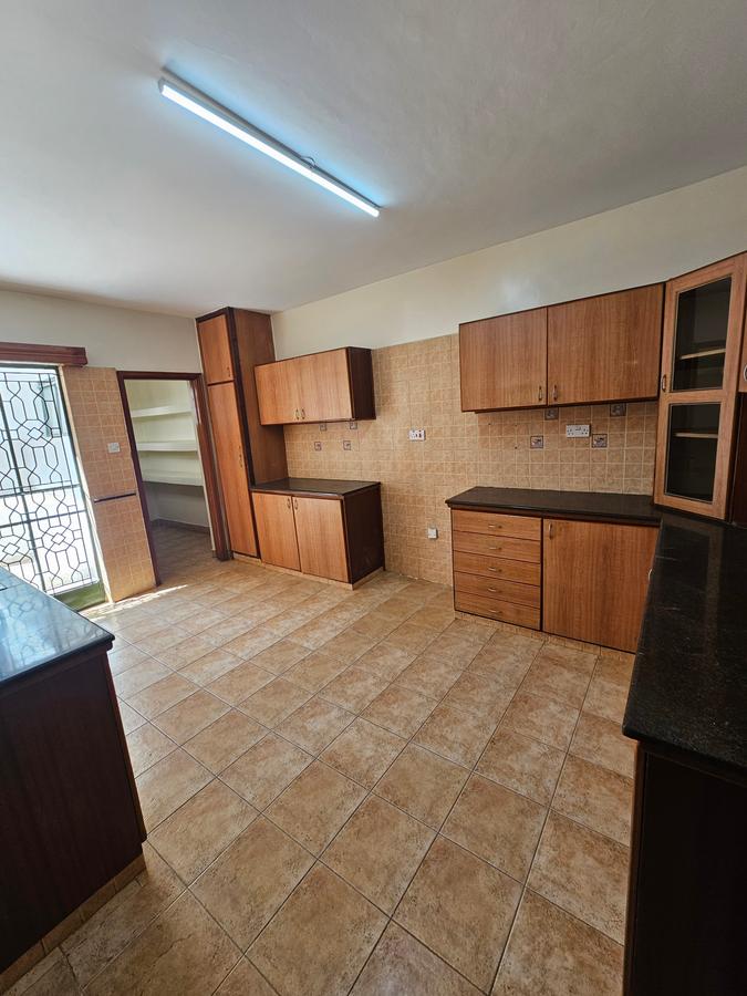 5 Bed Townhouse with En Suite at Lavington - 3