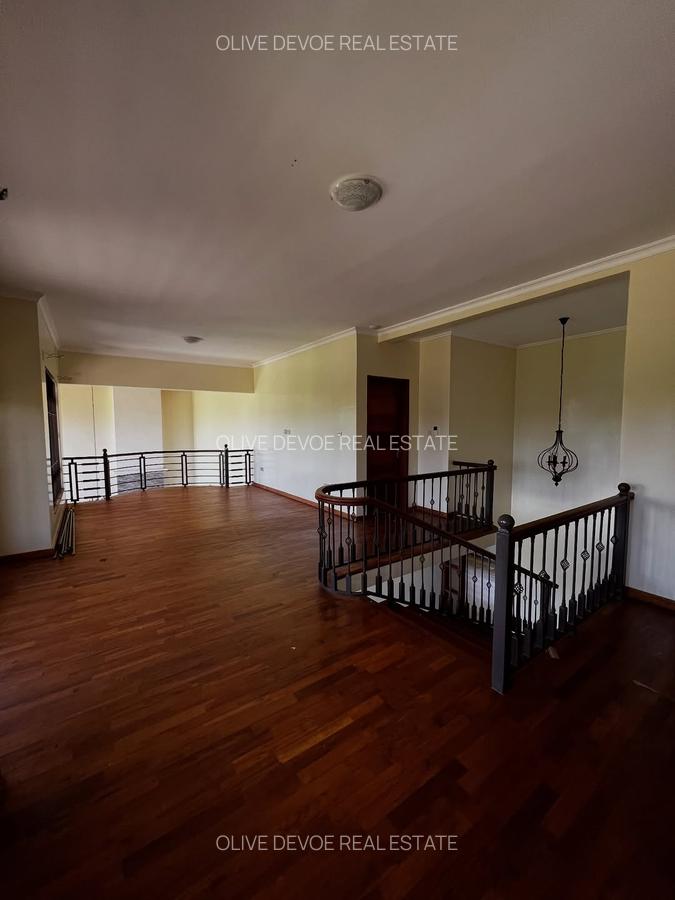 5 Bed Villa with En Suite in Runda - 3