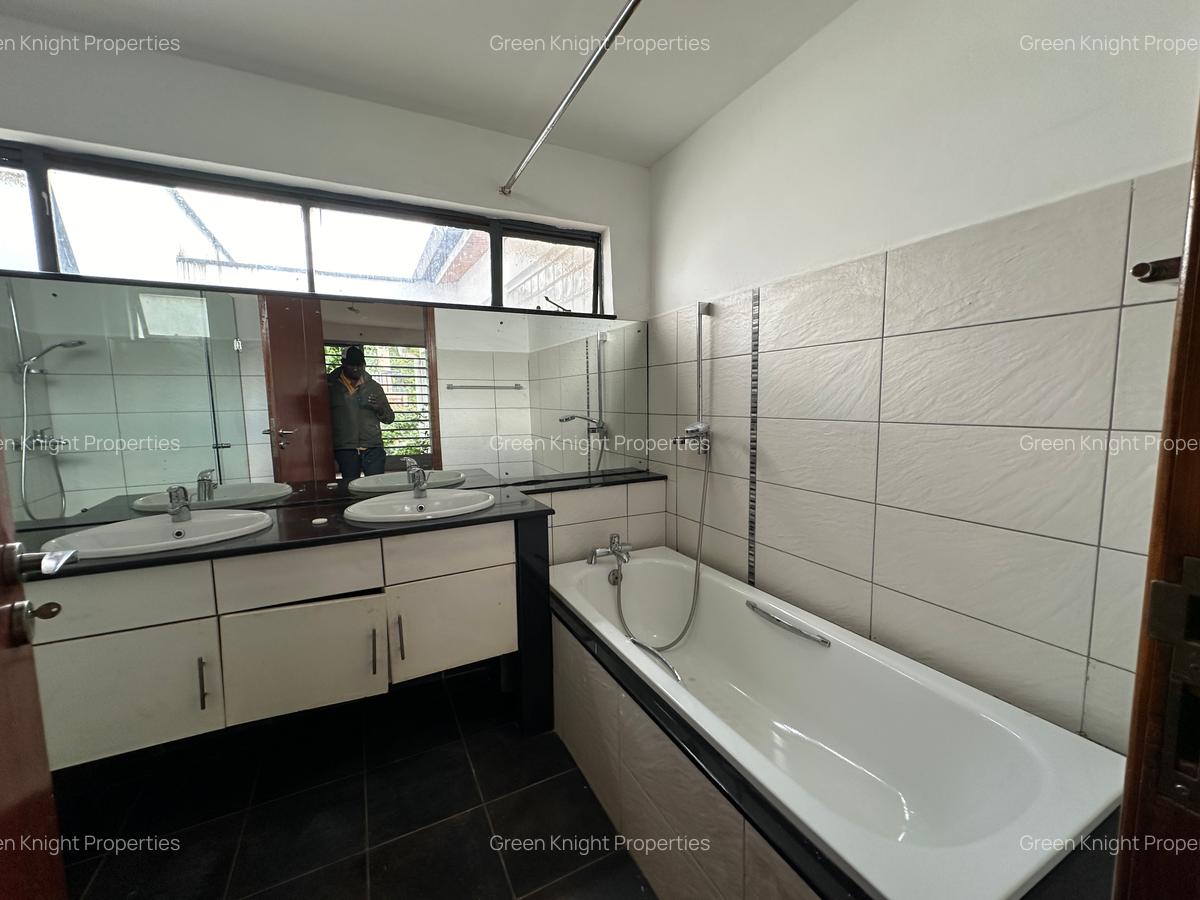 4 Bed Townhouse with En Suite in Lavington - 14