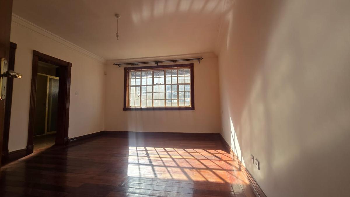 4 Bed House with En Suite in Lavington - 11
