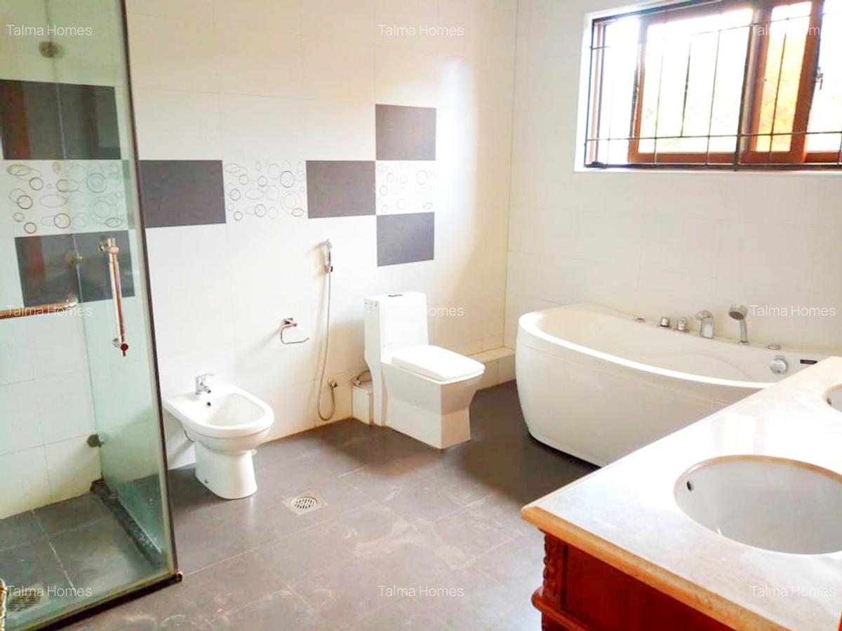 5 Bed Townhouse with En Suite at Lavington - 18