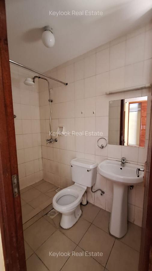 5 Bed Townhouse with En Suite at Lavington - 12