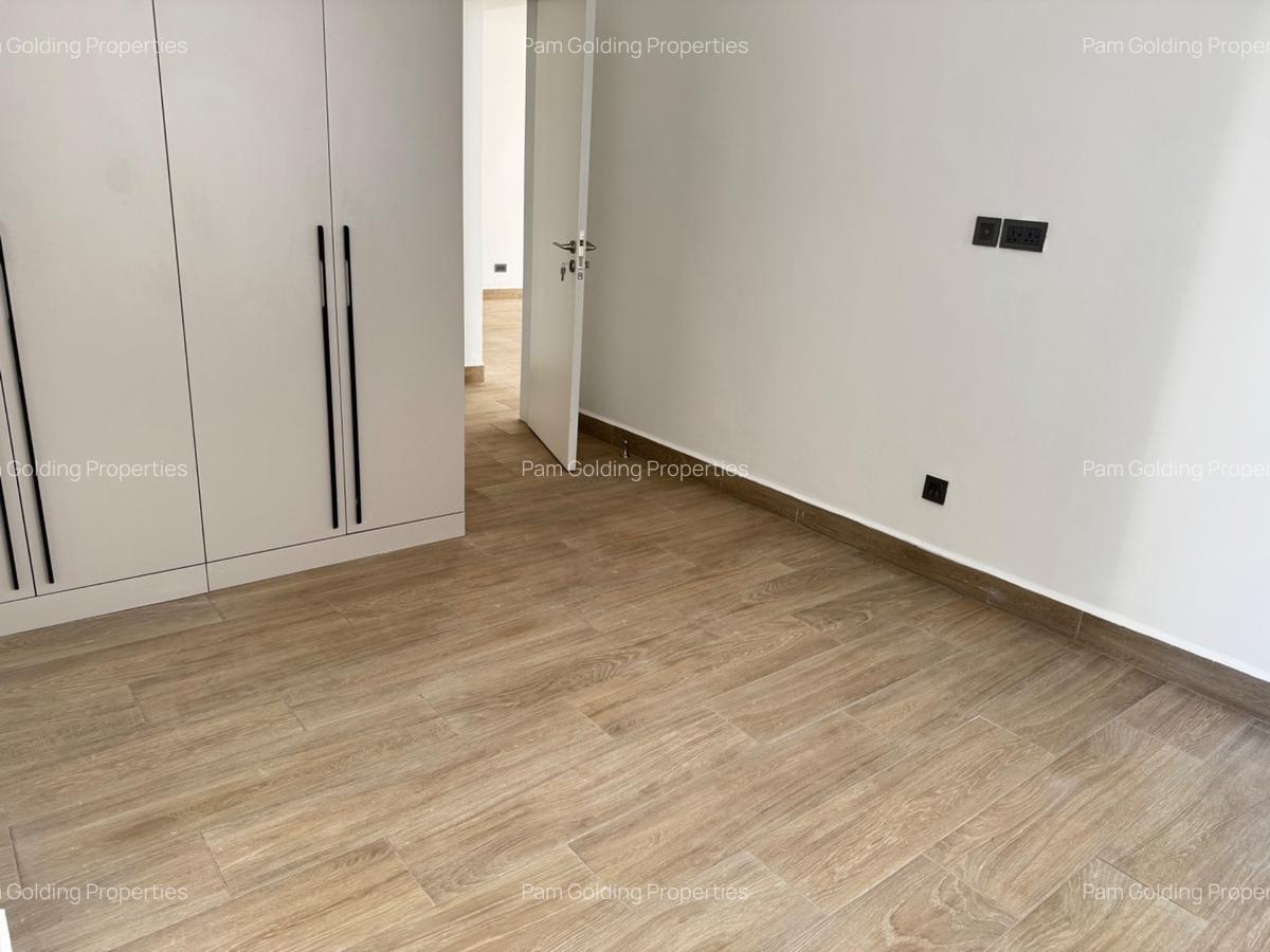 3 Bed Apartment with En Suite in Riverside - 17