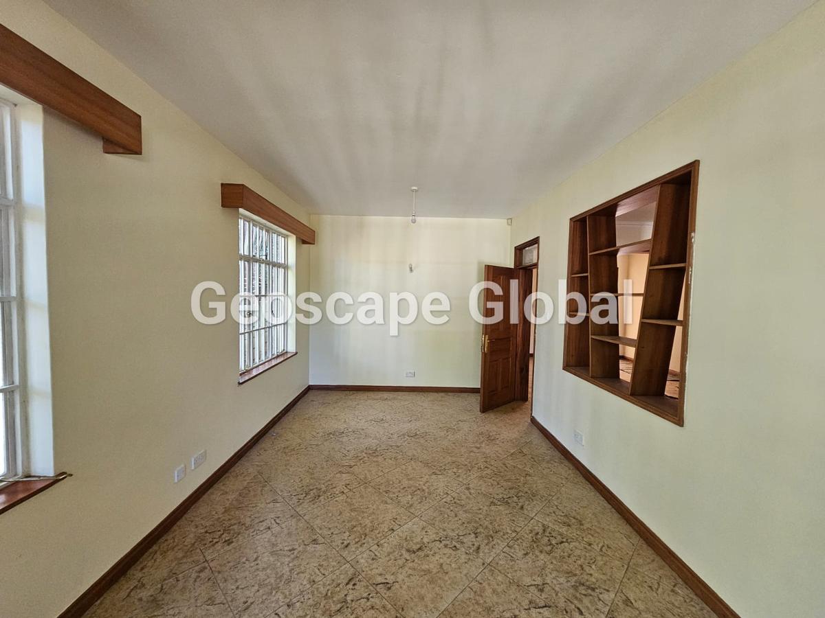 5 Bed House with En Suite in Nyari - 14