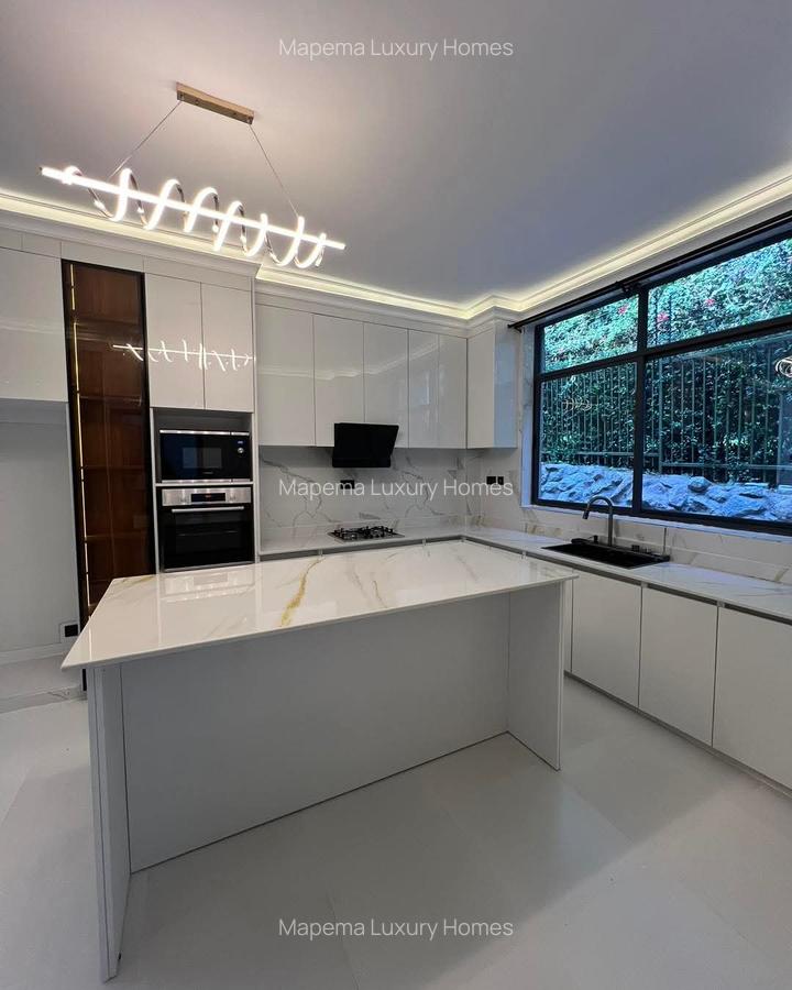 6 Bed House with En Suite at Marula Road - 6