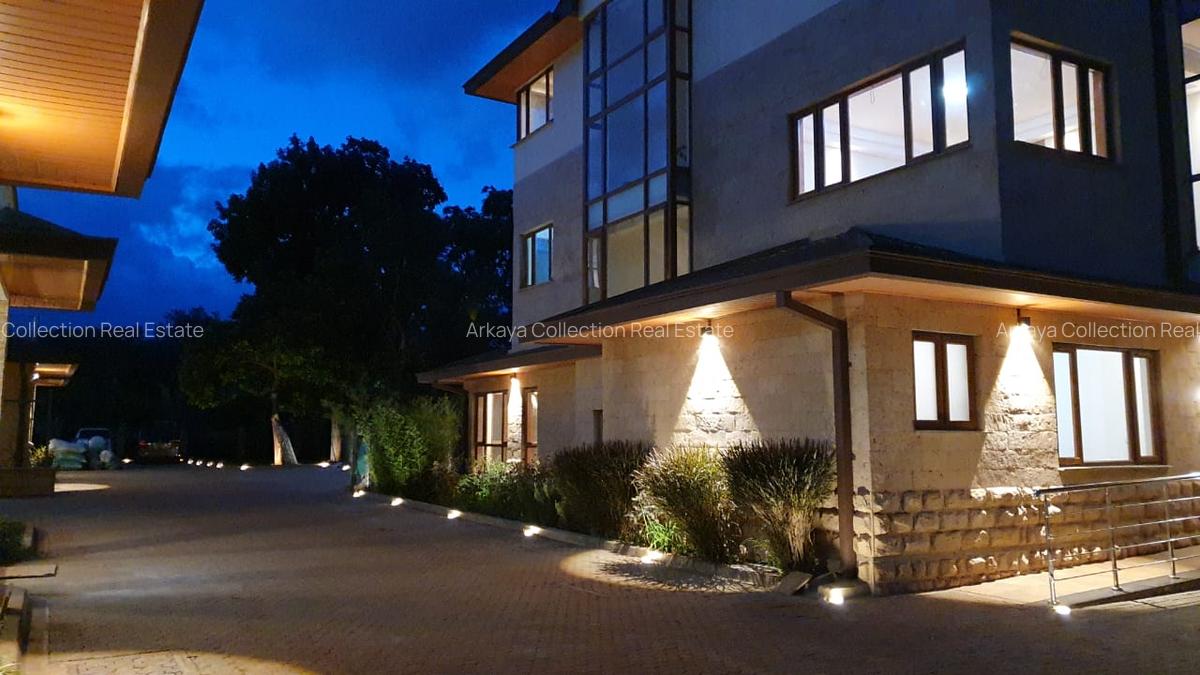 5 Bed House with En Suite in Lavington - 16