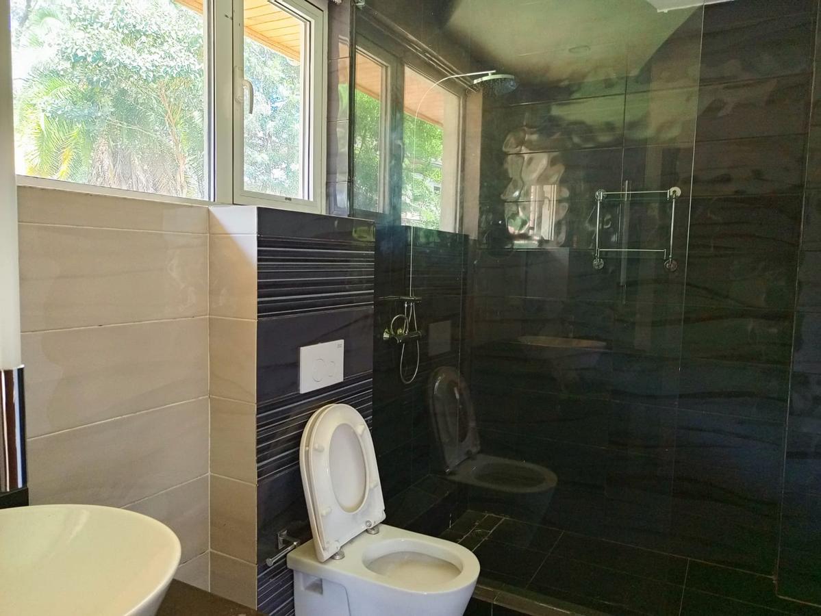 5 Bed House with En Suite in Runda - 12