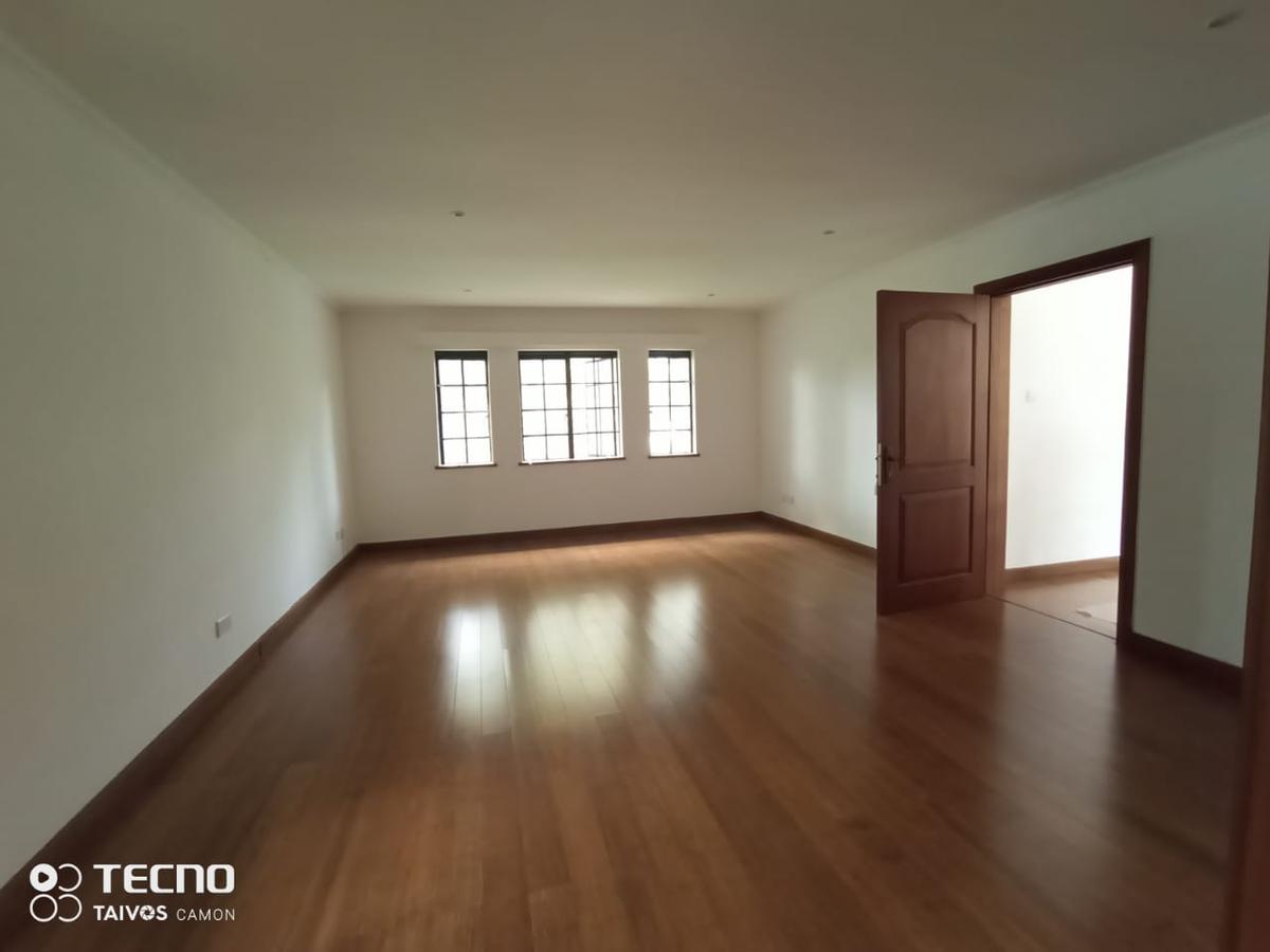 5 Bed Villa with En Suite in Rosslyn - 10