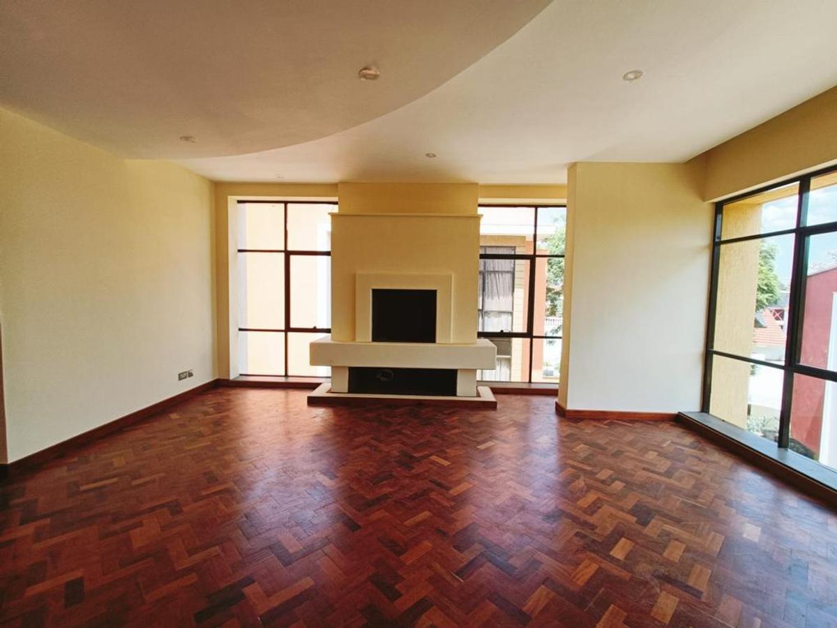 5 Bed House with En Suite in Lavington - 2