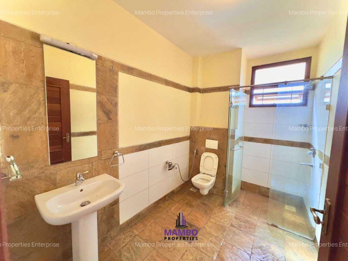 4 Bed Apartment with En Suite at Riverside Drive - 16