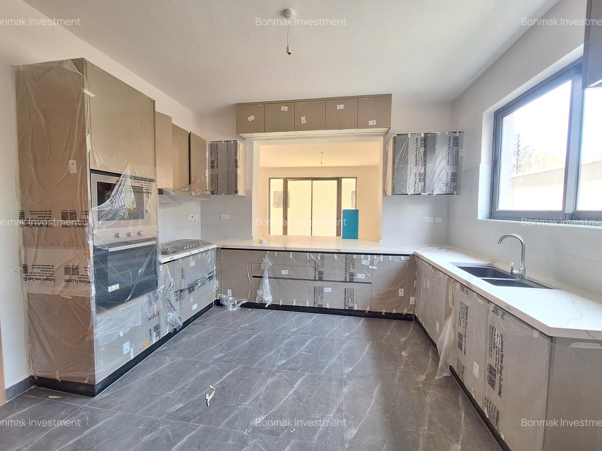 5 Bed Townhouse with En Suite at Lavington Green. - 4