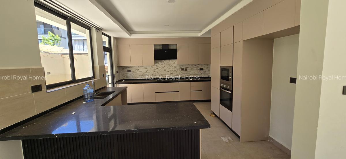 5 Bed Townhouse with En Suite at Lavington Green - 15