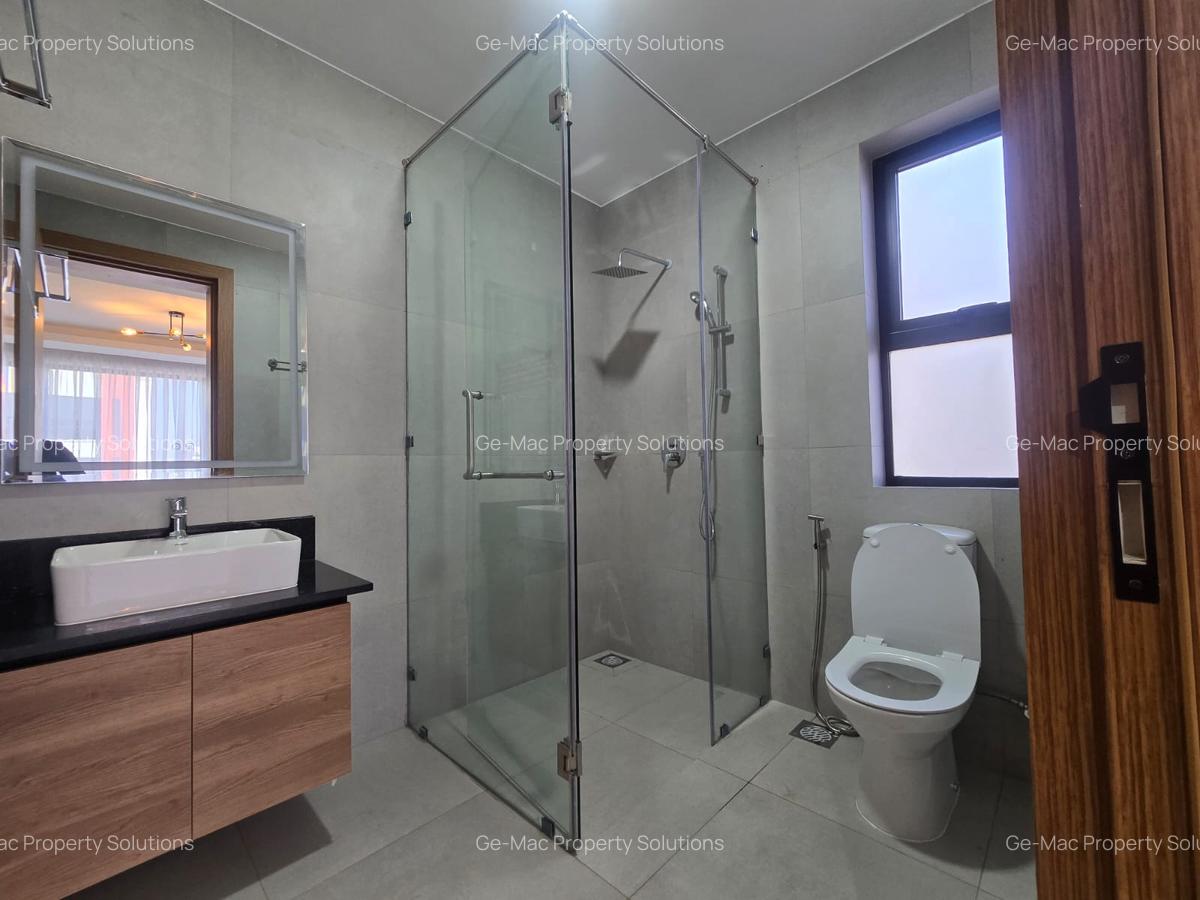 4 Bed House with En Suite in Membley - 10