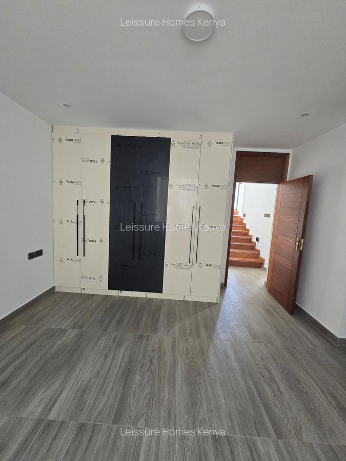 5 Bed Villa with En Suite at Apple Cross - 19