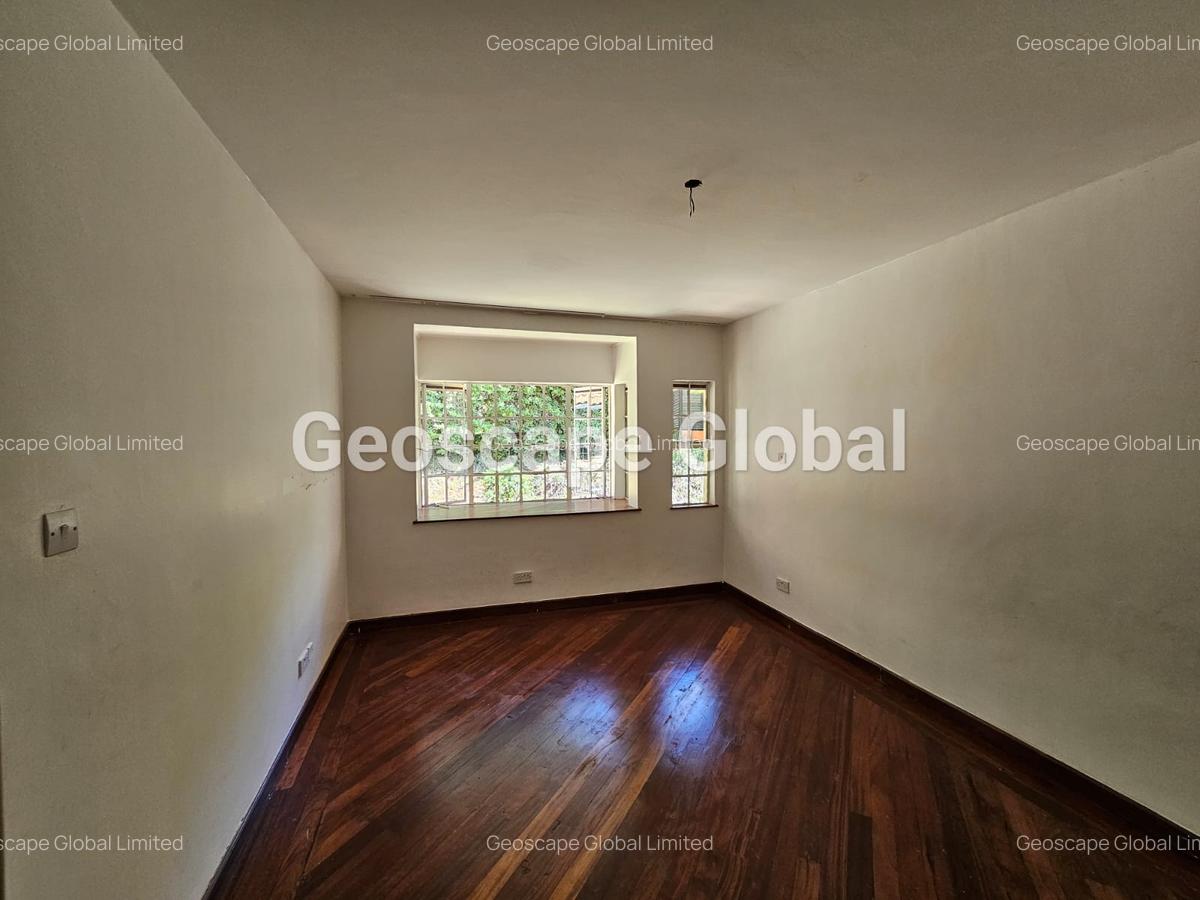 5 Bed House with En Suite in Rosslyn - 11