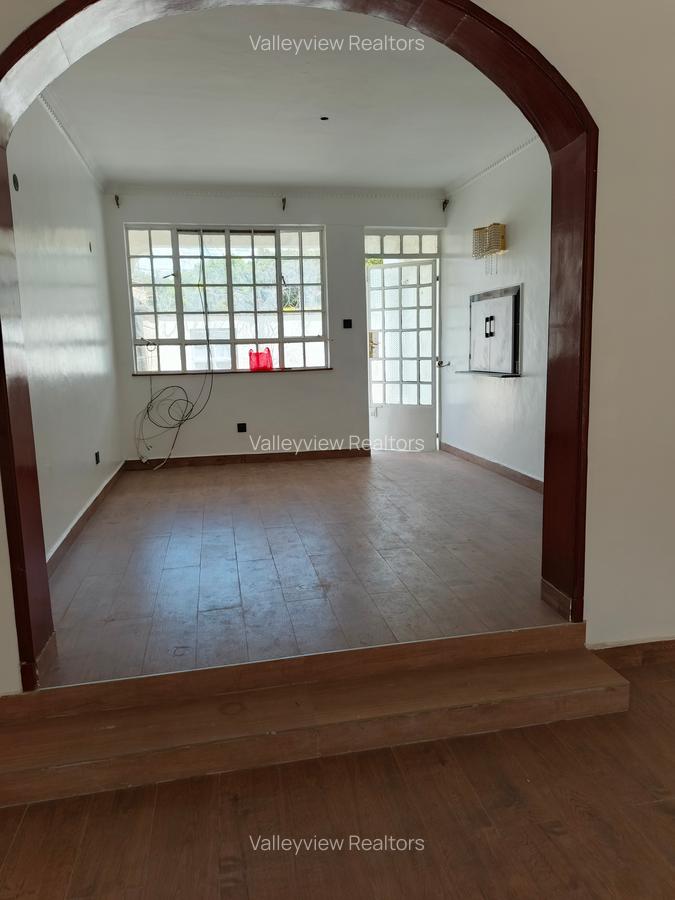 4 Bed Townhouse with En Suite at Lavington - 18