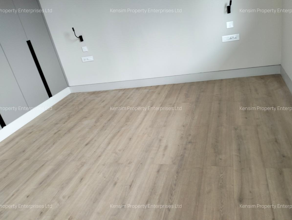 5 Bed Townhouse with En Suite in Brookside - 5