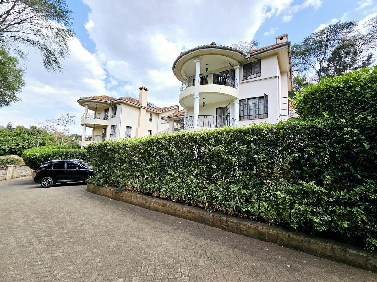 5 Bed Townhouse with En Suite at Lavington - 1