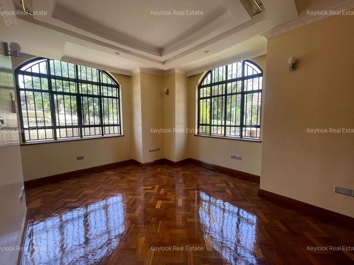 5 Bed House with En Suite at Lavington Green - 14