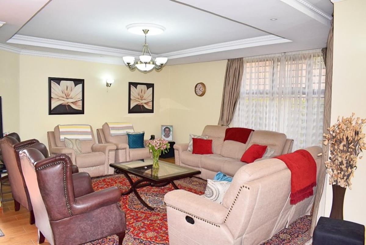 4 Bed House with En Suite in Lavington - 3