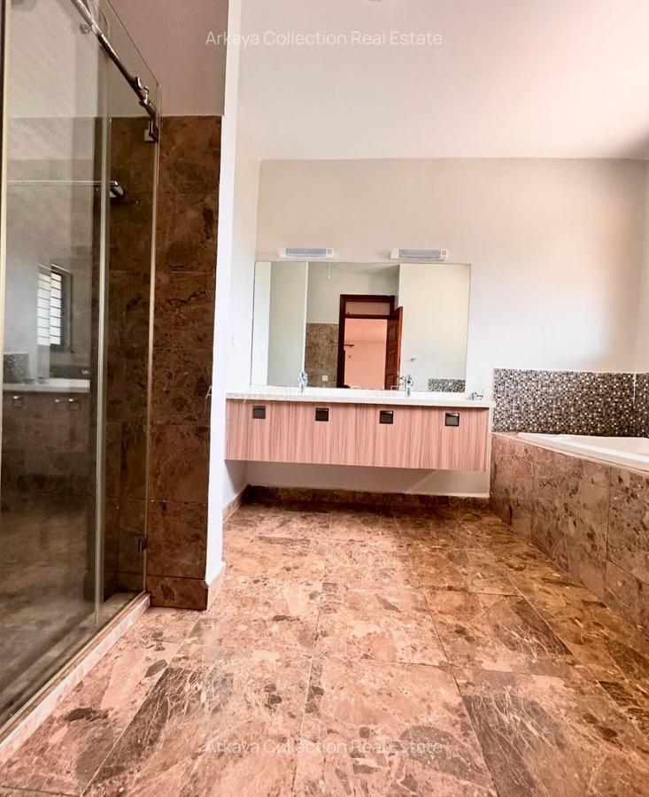 5 Bed House with En Suite in Lavington - 12