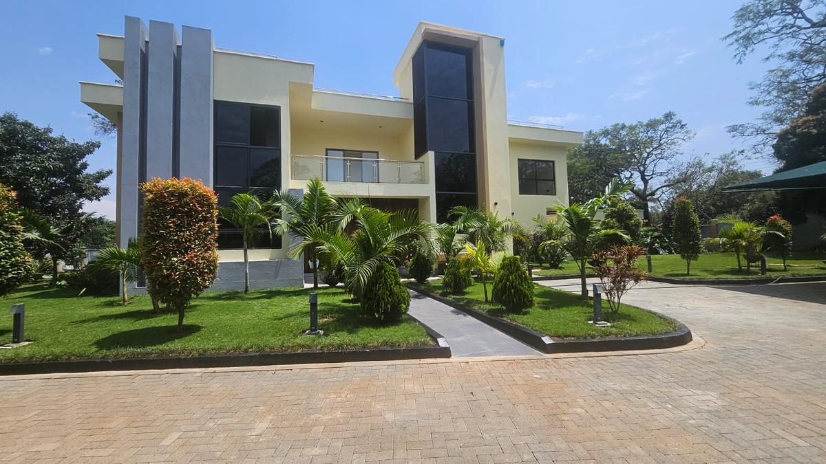 6 Bed House with En Suite in Runda - 1