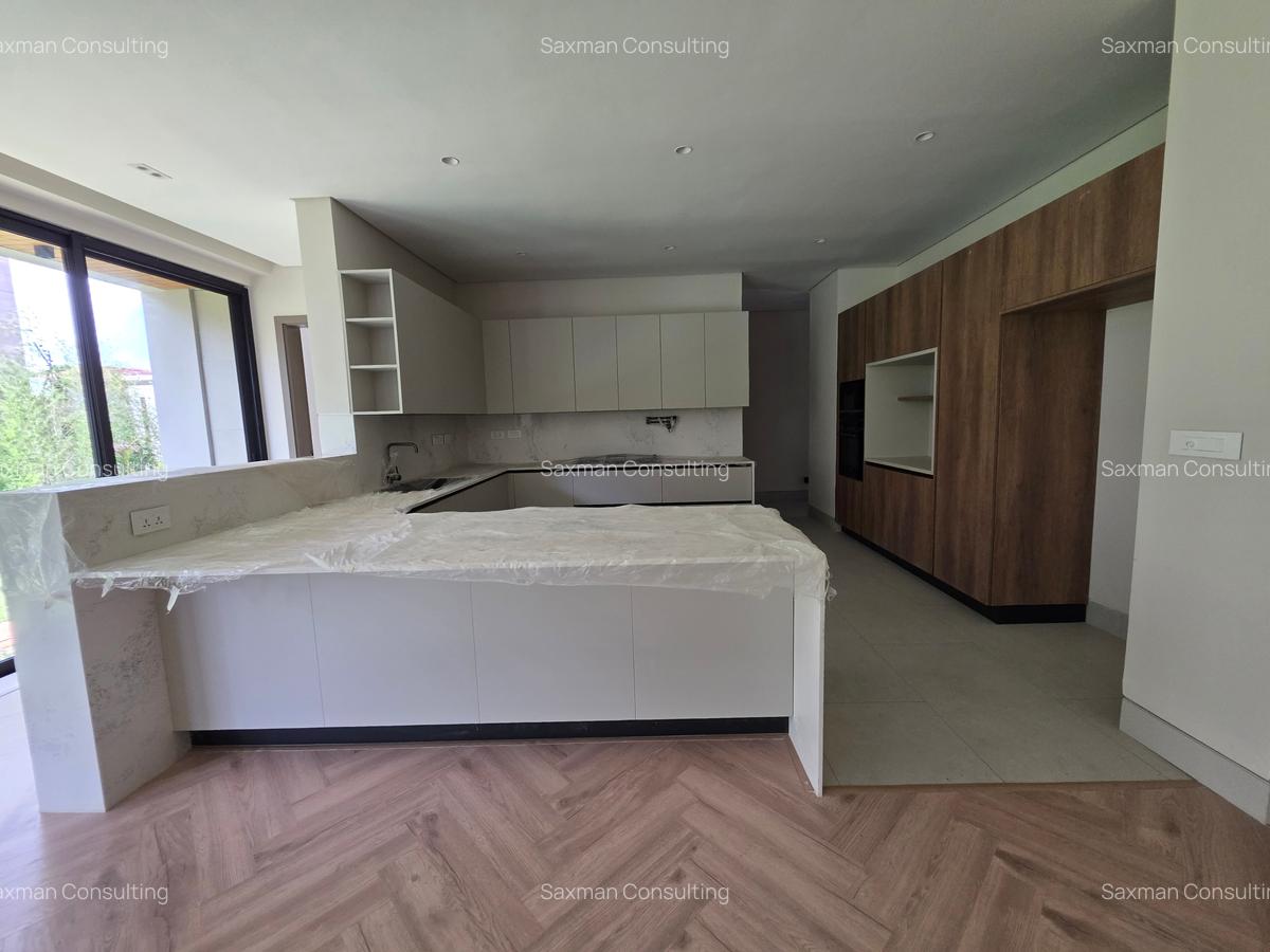 5 Bed House with En Suite in Brookside - 13