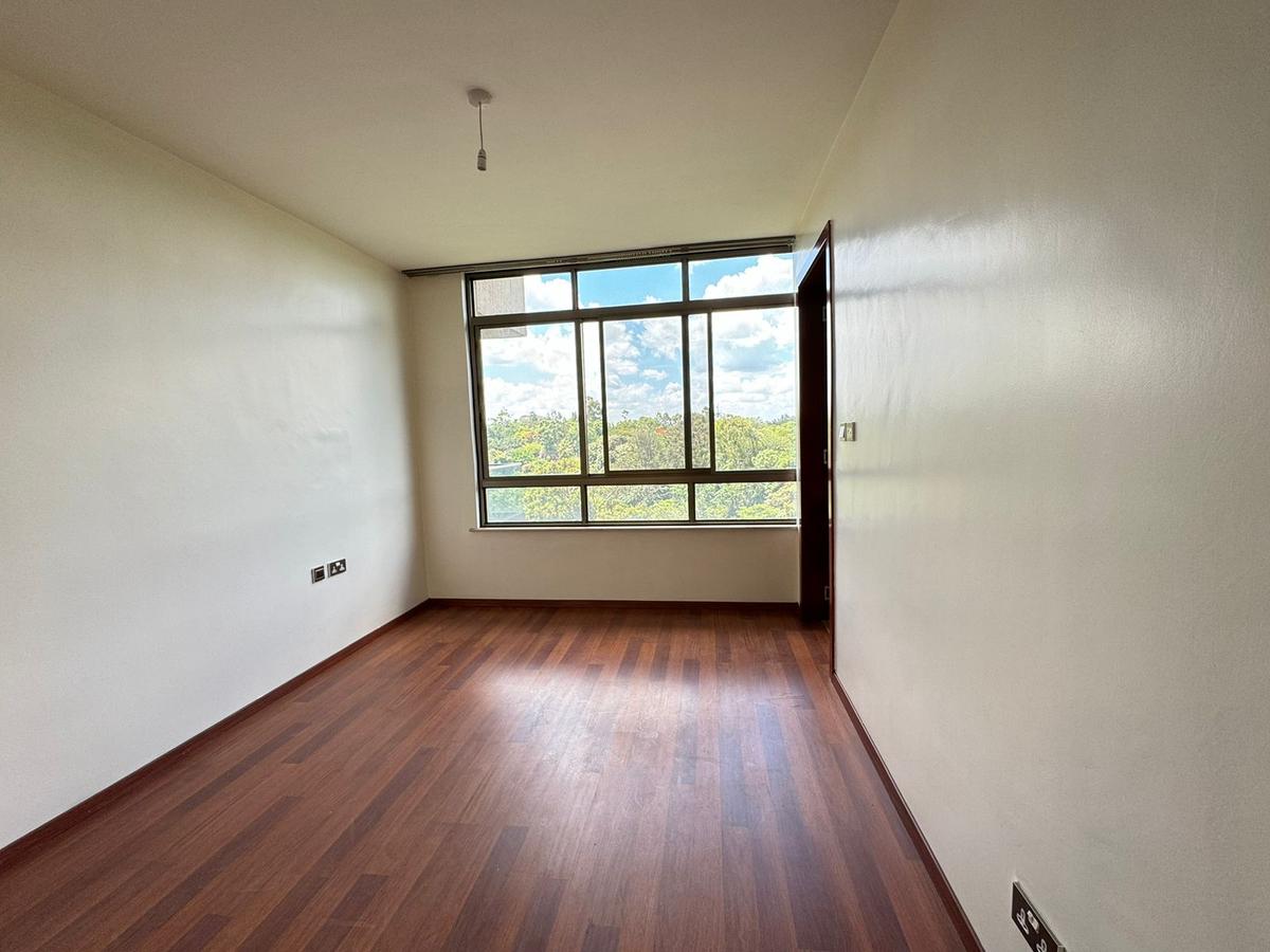 3 Bed Apartment with En Suite in Parklands - 10