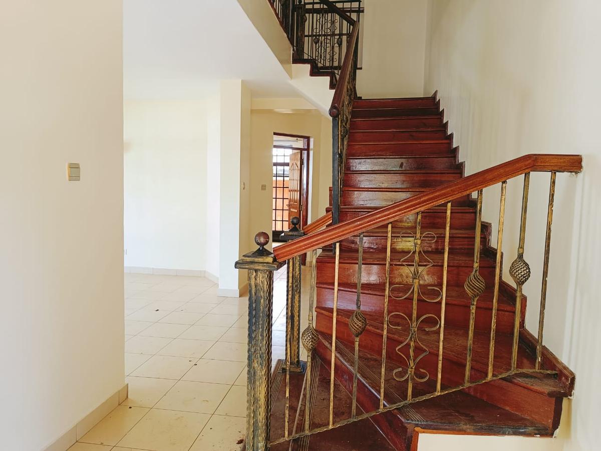 5 Bed House with En Suite in Lavington - 8