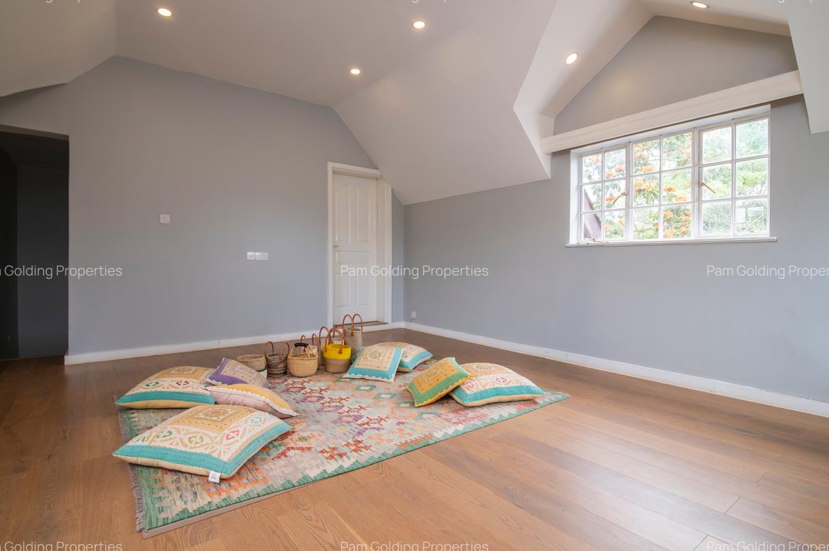 5 Bed House with En Suite in Runda - 10