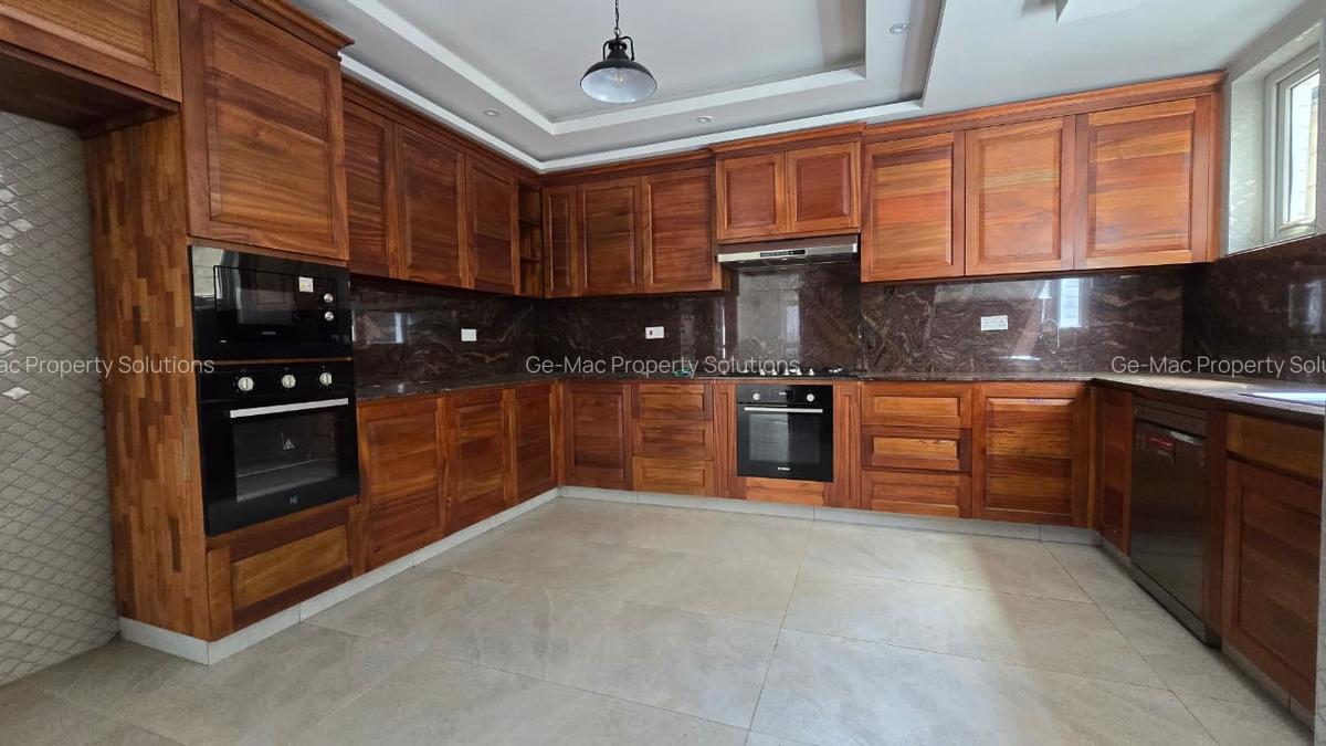 5 Bed House with En Suite in Lavington - 6