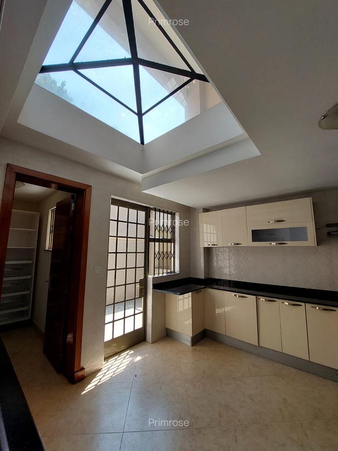 5 Bed Townhouse with En Suite in Lavington - 16