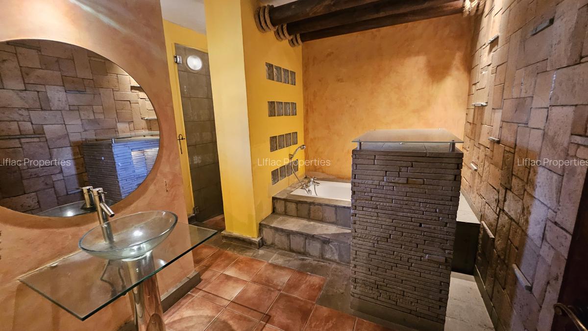 6 Bed House with En Suite in Runda - 9