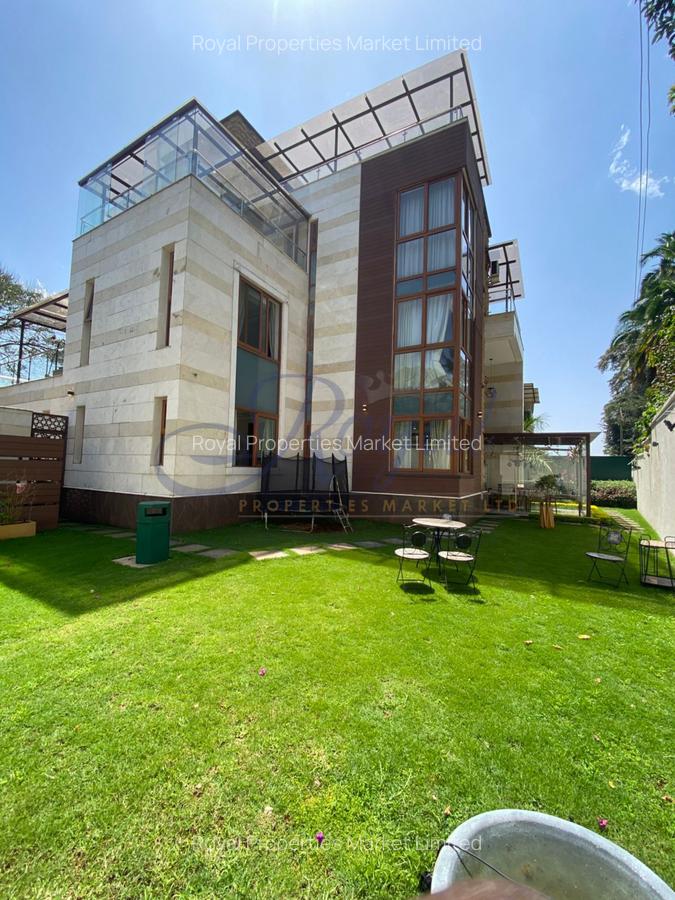 6 Bed House with En Suite in Lavington - 1