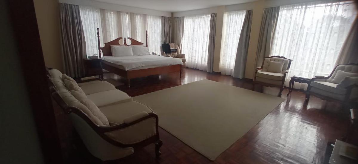 8 Bed House with En Suite in Lavington - 12