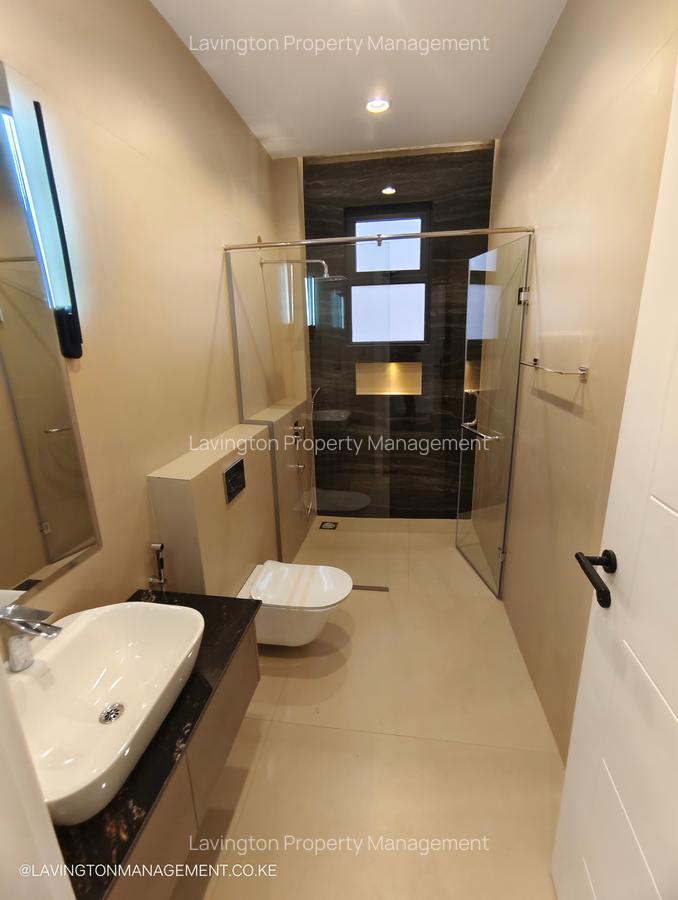 5 Bed House with En Suite at Lavington Green - 15