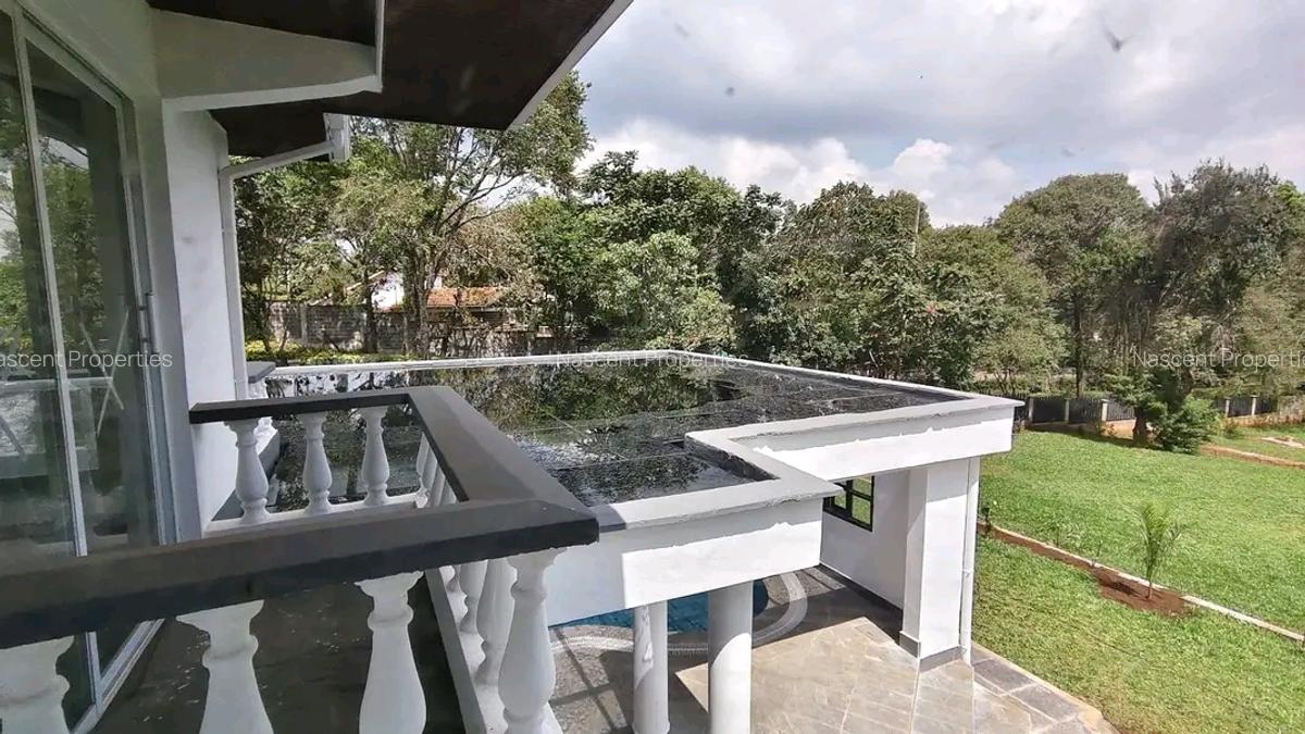 5 Bed House with En Suite in Ridgeways - 2