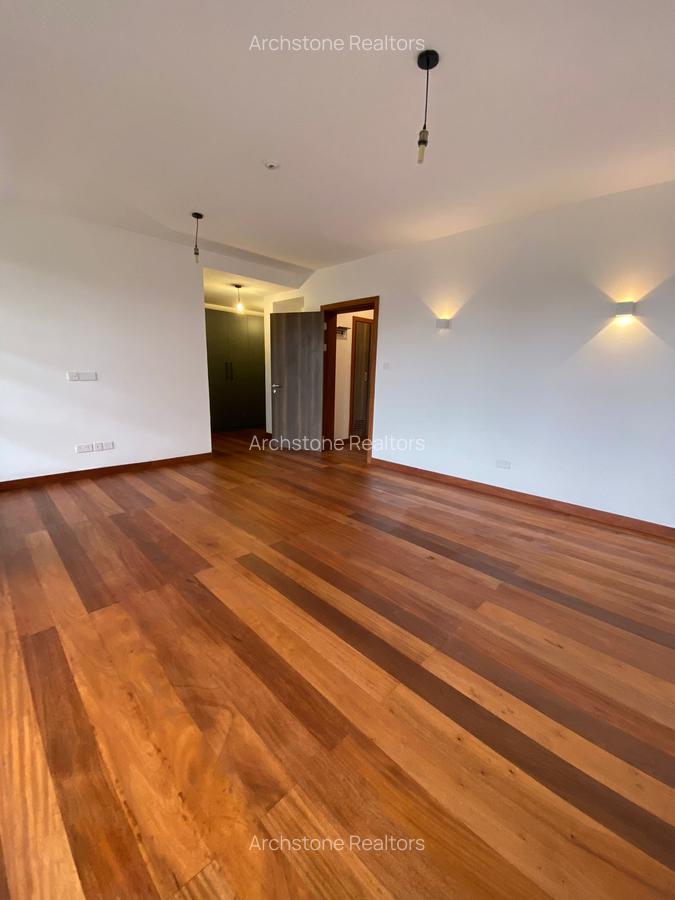 4 Bed Apartment with En Suite in Rosslyn - 5