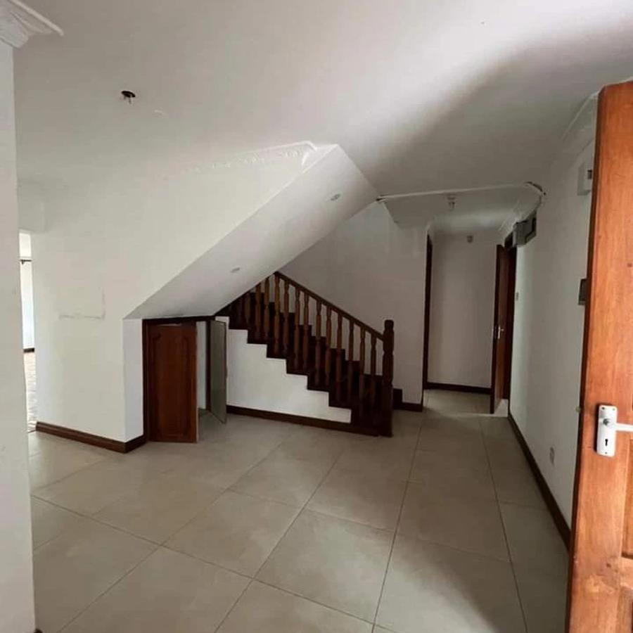 4 Bed Townhouse with En Suite at Lavington - 5