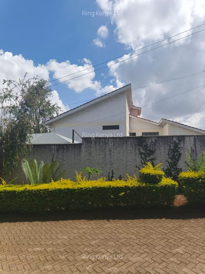 5 Bed House with Garden in Ridgeways - 11