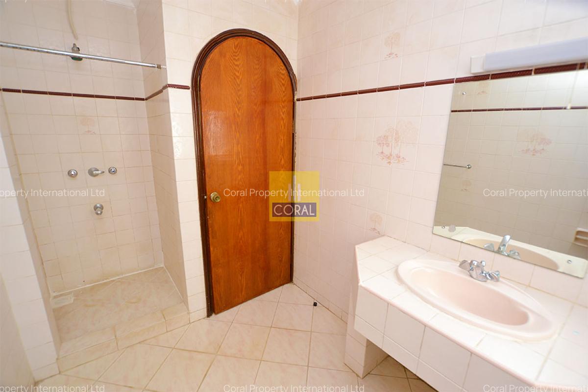 5 Bed Villa with En Suite in Riverside - 12