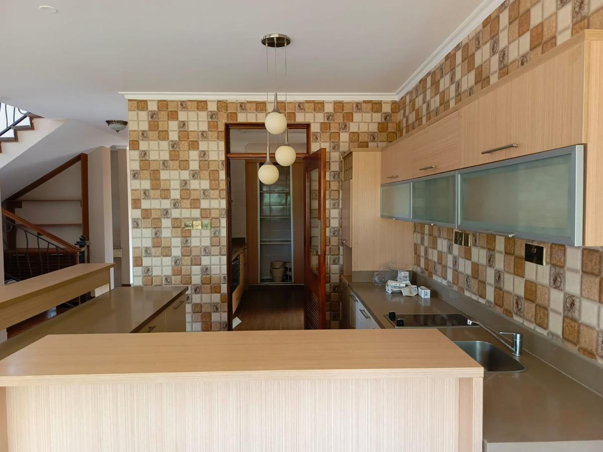 4 Bed House with En Suite in Ridgeways - 7