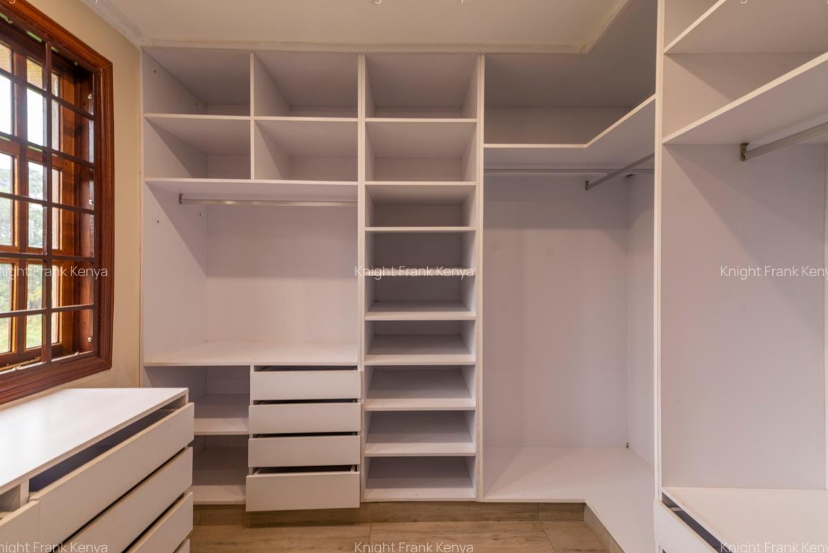 5 Bed House with En Suite in Ridgeways - 18