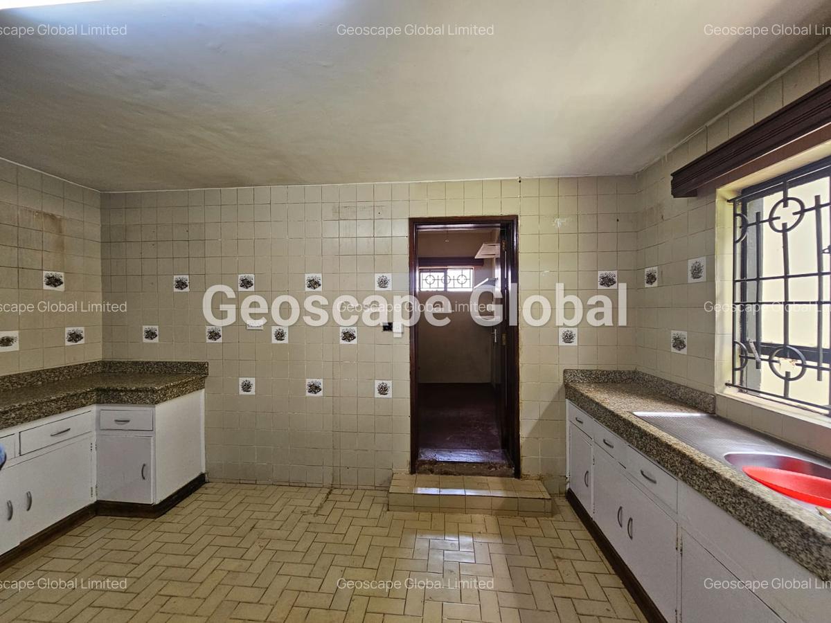 4 Bed House with En Suite in Nyari - 2