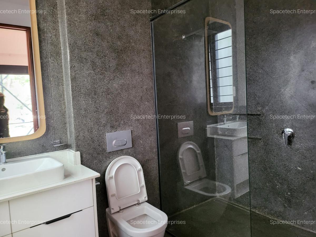 4 Bed Townhouse with En Suite in Lake View - 11