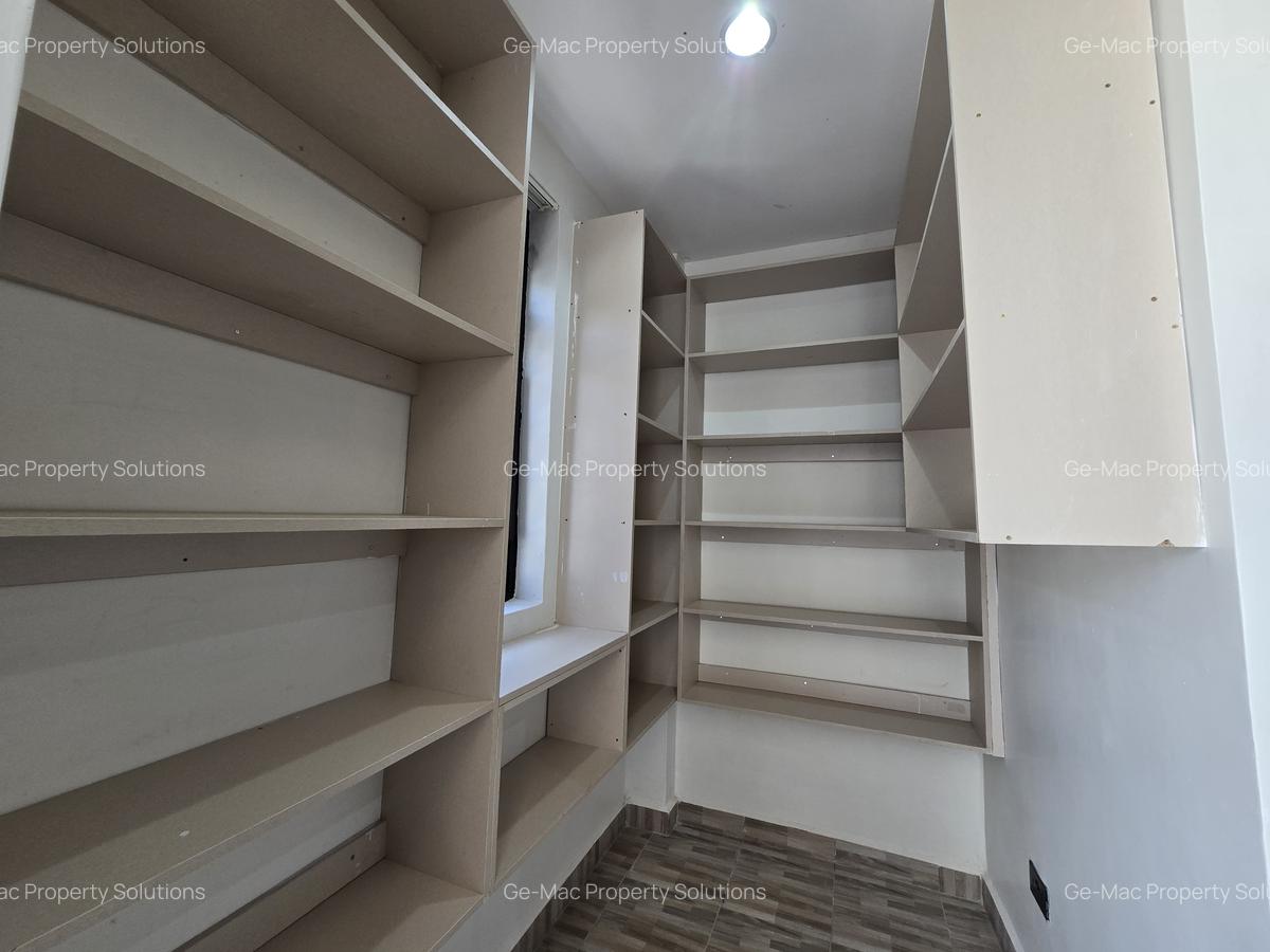 4 Bed House with En Suite in Membley - 11