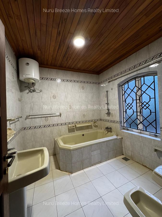 5 Bed House with En Suite in Hill View - 9